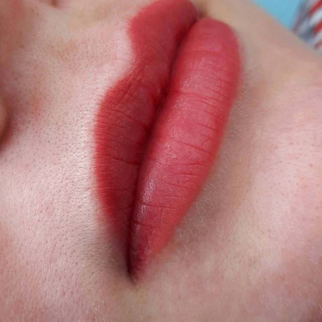 Verheilte rosarote Lippen mit FACE Strawberry Hybrid-Lippenpigment