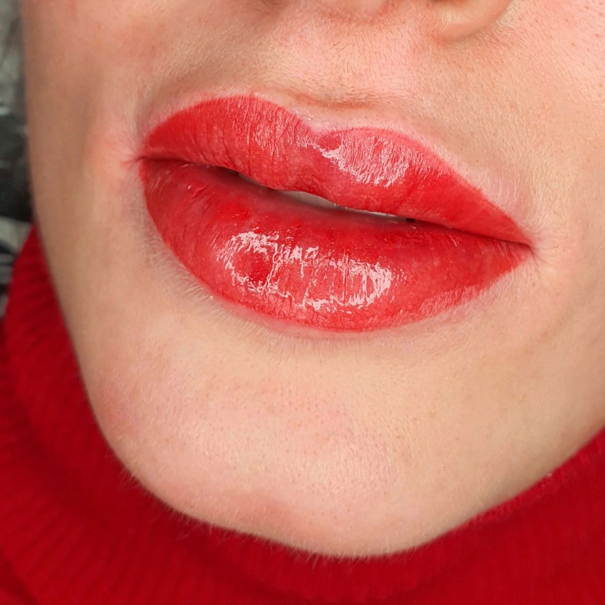 Leuchtend rote Lippen mit FACE Paprika, frisches Ergebnis direkt nach der Behandlung