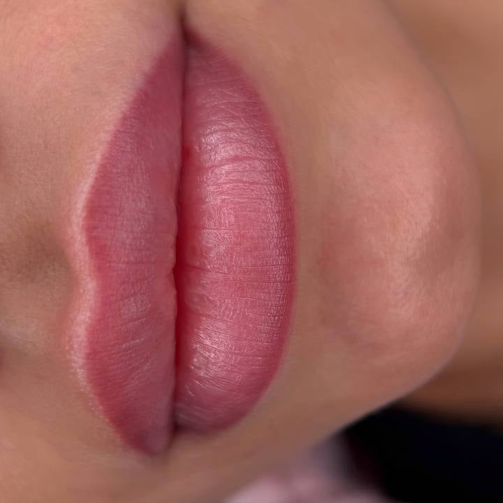 Verheiltes Lip Blush mit einer Mischung aus FACE Noir, Caramel und Blush