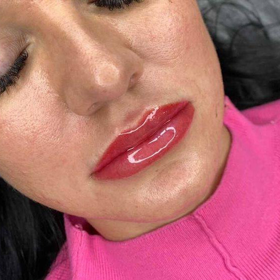 Lippen-PMU mit einer Mischung aus FACE Cherry und Paprika