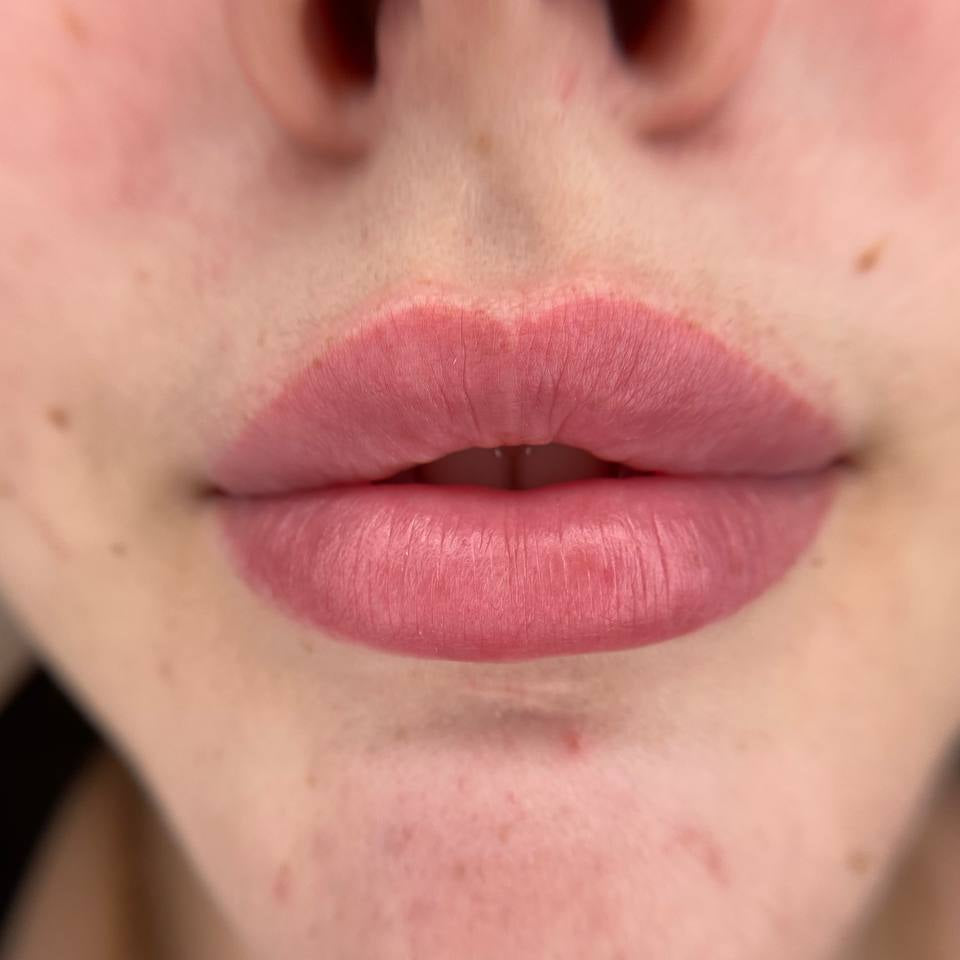 Verheilter Lip Blush mit einer Mischung aus FACE Brownie, Tyra und Marsala