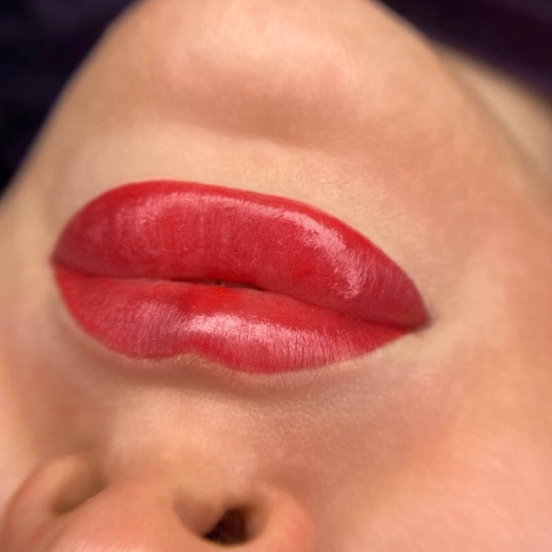 Red lips with FACE Granate hybrid lip pigment, fresh result right after the procedure