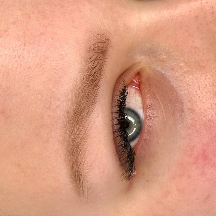 Verheiltes Augenbrauen-PMU mit FACE Pitt Organic Augenbrauenpigment pur