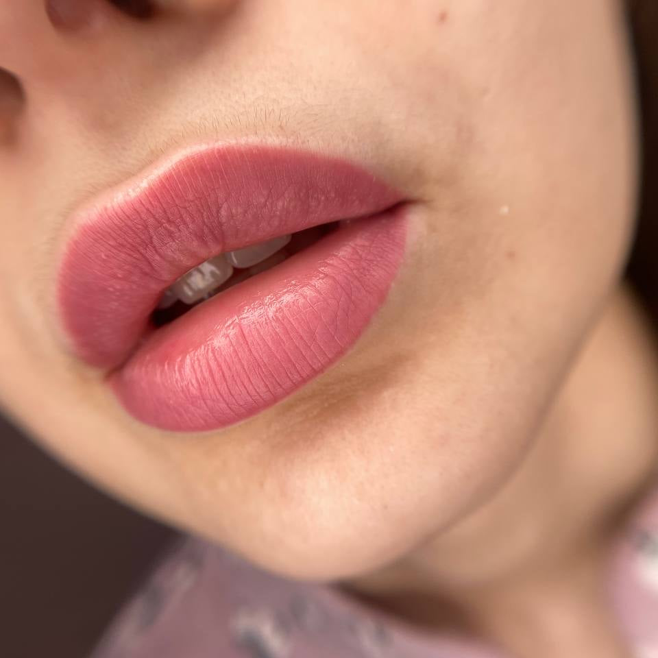 Healed lip blush with a FACE Paris and Tyra pigment mix