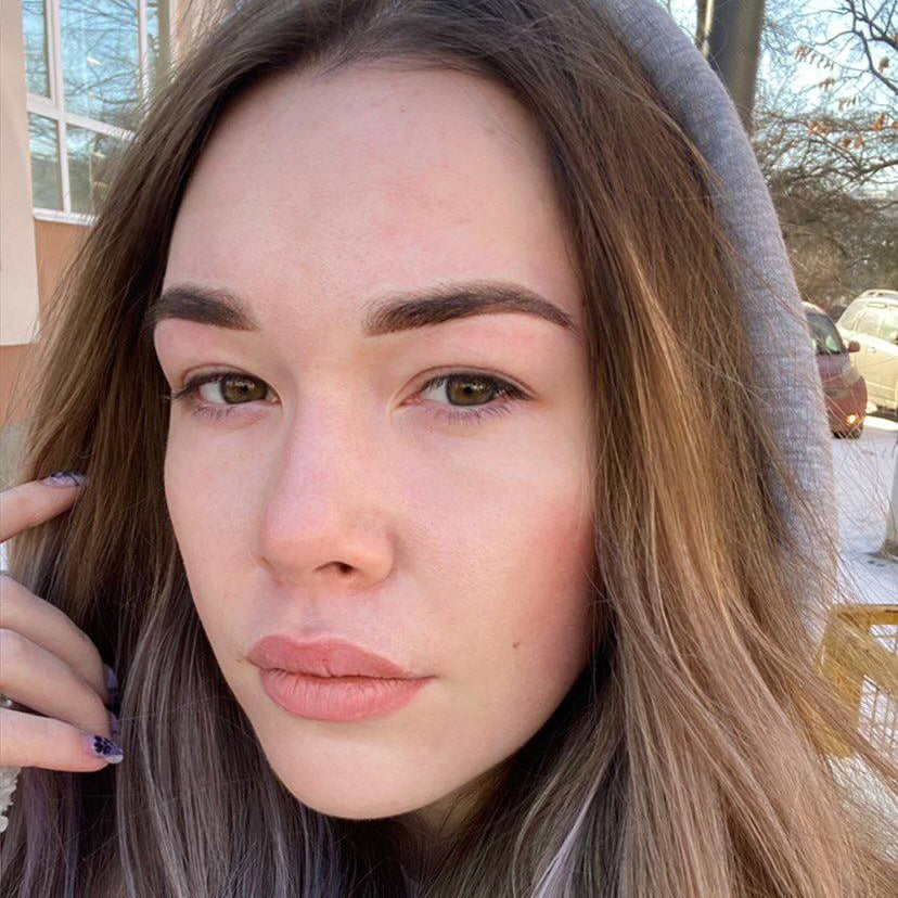 Augenbrauen-PMU mit einer Mischung aus FACE Pitt und Orange
