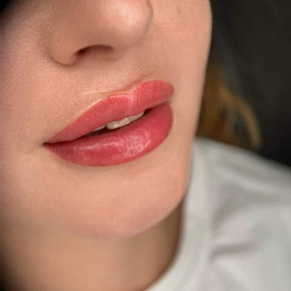 Nude-Lippen-PMU mit einer Mischung aus FACE Caramel und Marsala