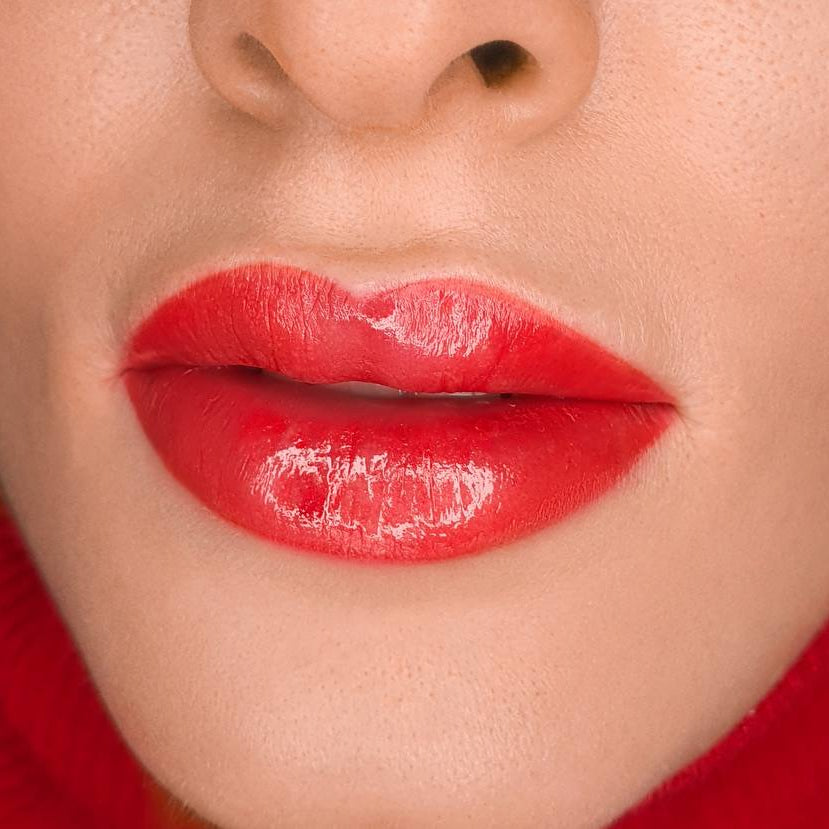 Scharlakenrode lippen met FACE Chili hybride lippigment puur gebruikt