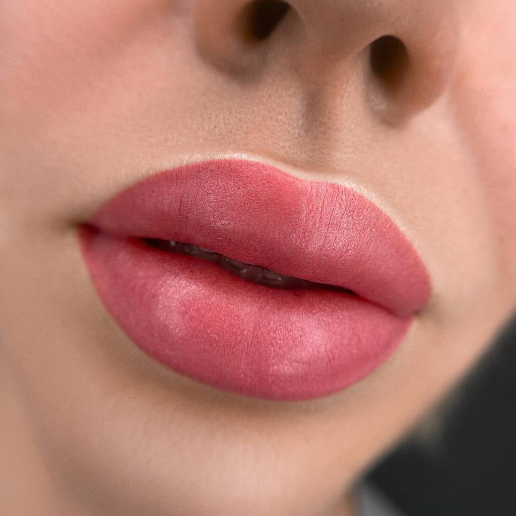 Lip blush permanent makeup with a FACE Amsterdam and Blush pigment mix
