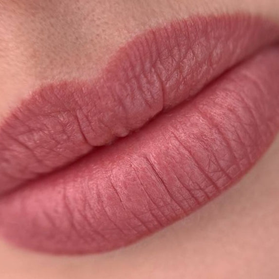 Verheiltes Lippen-PMU mit einer Mischung aus FACE Noir und Caramel
