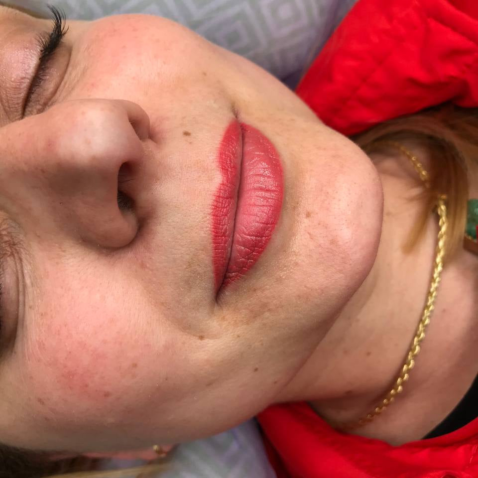 Verheilte warme rosarote Lippen mit FACE Paprika pur