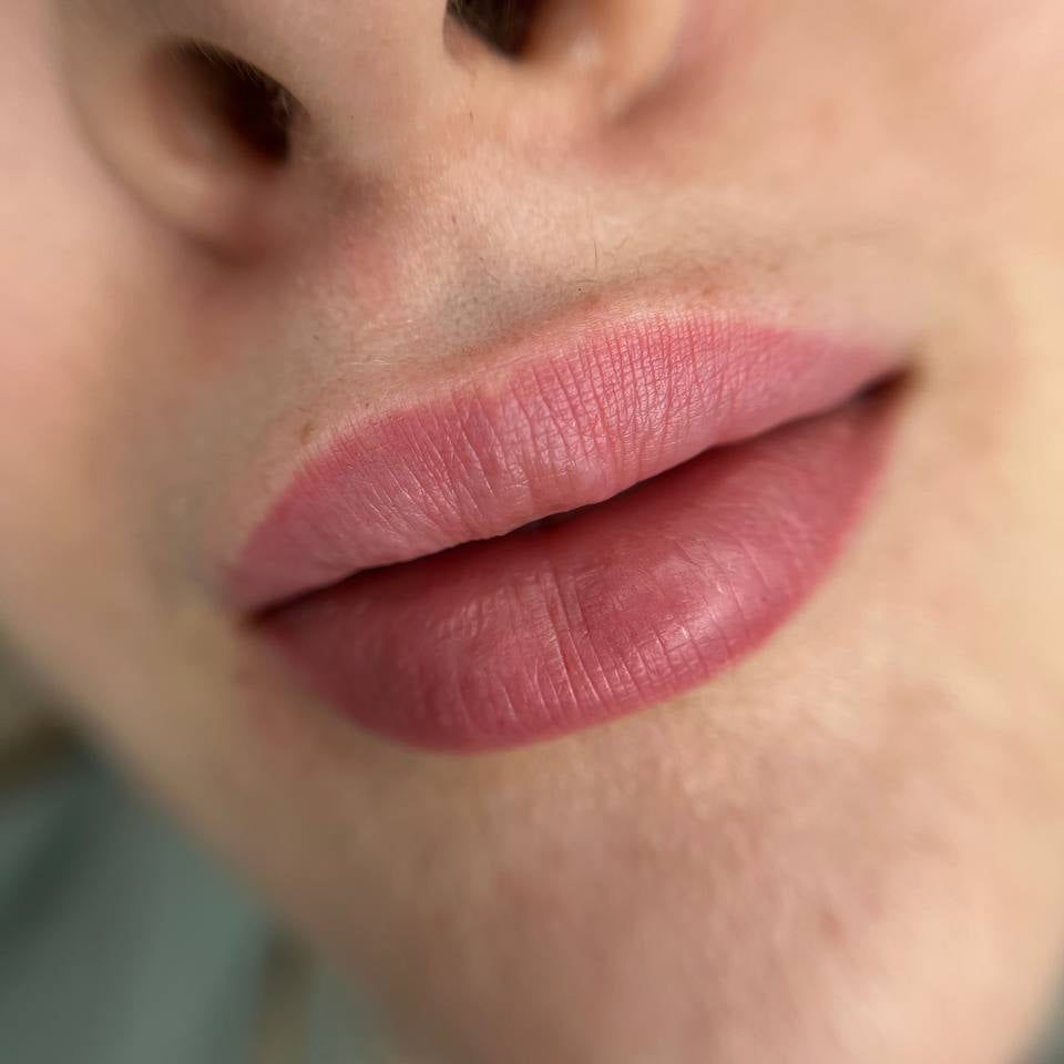 Healed lip blush with a FACE Amsterdam and Blush pigment mix