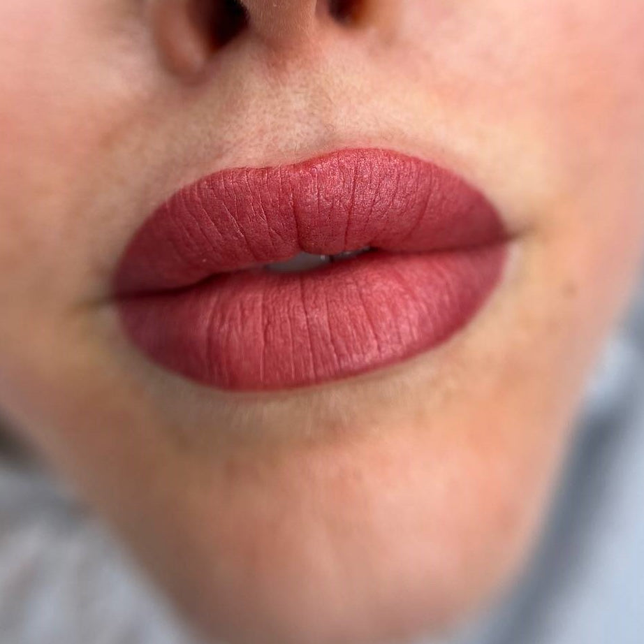 Nude lip blush met een mix van FACE Caramel en Jennifer