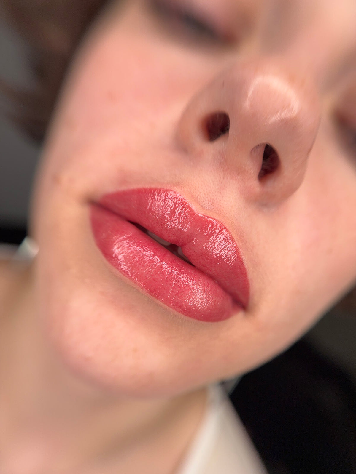 Lippen-PMU mit einer Mischung aus FACE Quartz und Marsala
