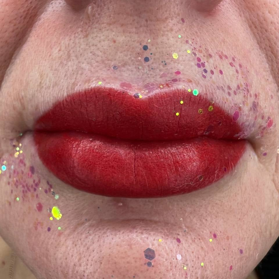 Rotes Lippen-PMU mit einer Mischung aus FACE Moore und Paprika