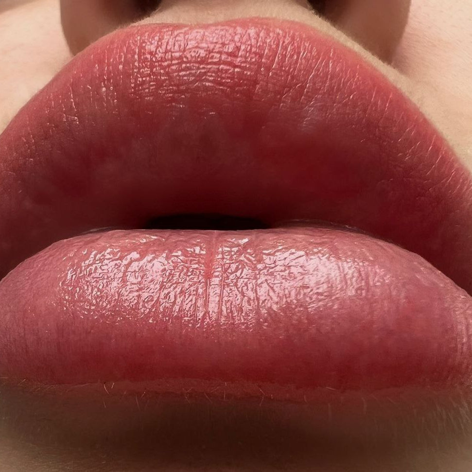 Verheiltes Lippen-PMU mit einer Mischung aus FACE Jennifer, Raspberry und Lilac