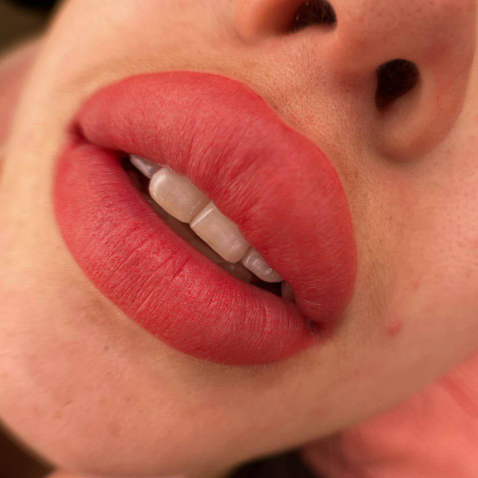 Leuchtend rosarotes Lippen-PMU mit FACE Strawberry pur