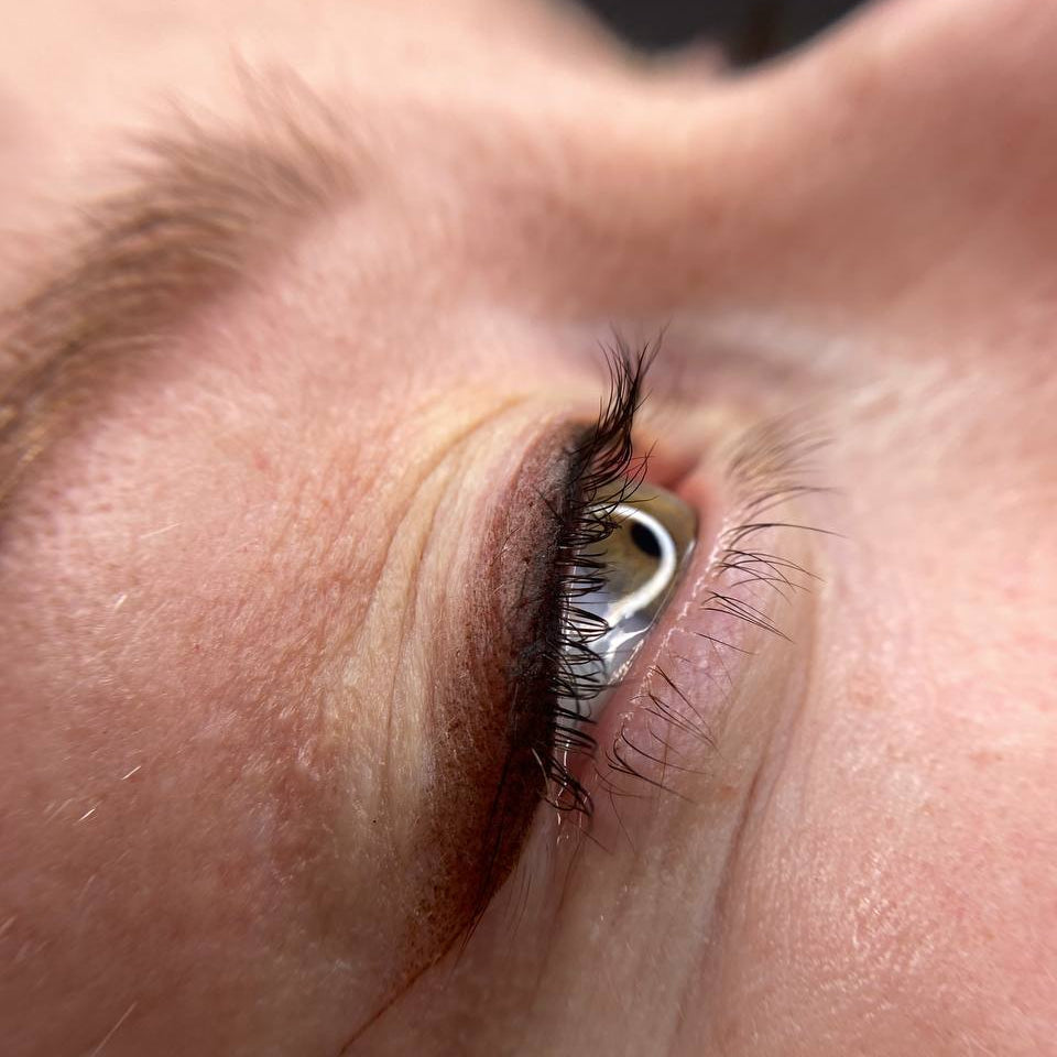 Augenbrauen- und Wimpernkranz-PMU mit FACE Pitt, Keanu, Space und Orange