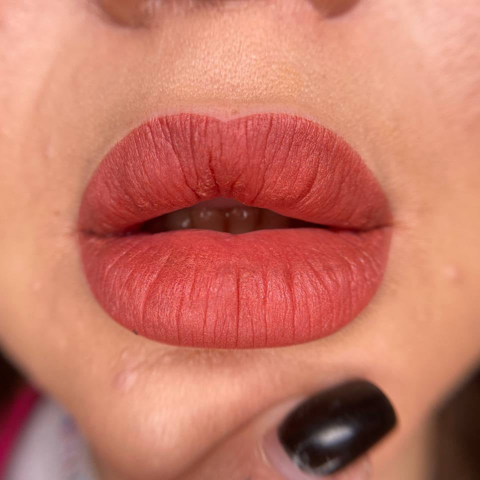 Lip-PMU met FACE Caramel hybride lippigment puur gebruikt