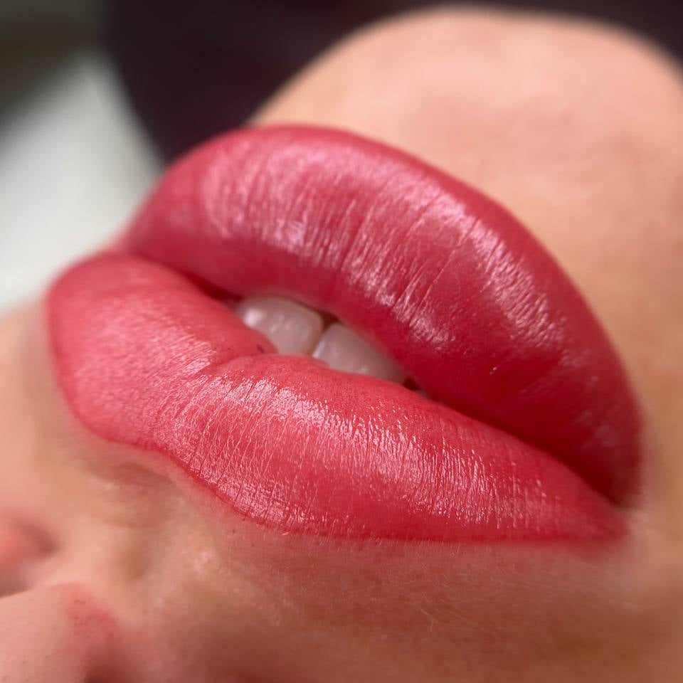 Glossy pink lips with FACE Jolie used pure
