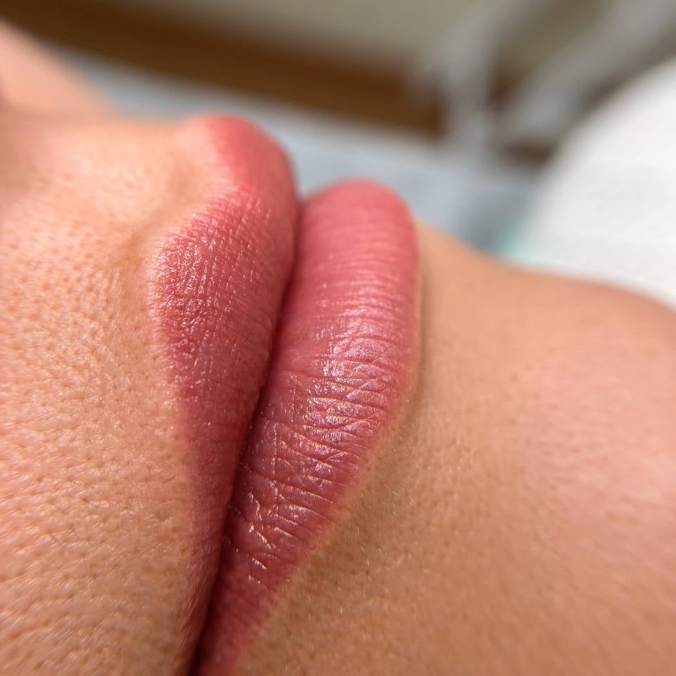 Lip-PMU met FACE Cherry hybride lippigment, genezen resultaat na één jaar