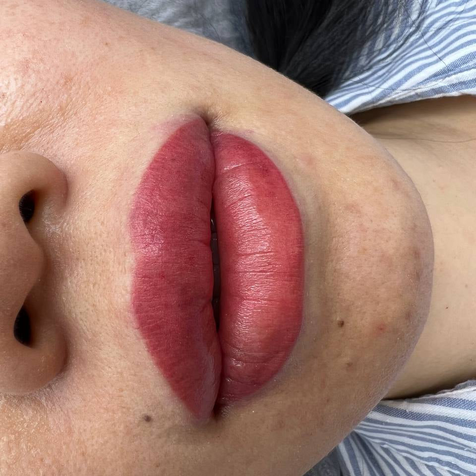 Lippen-PMU mit einer Mischung aus FACE Blush, Lilac und Strawberry