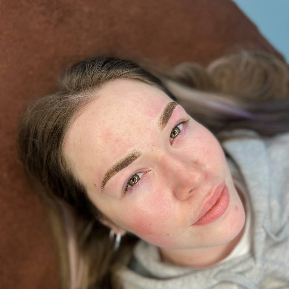 Augenbrauen-PMU mit einer Mischung aus FACE Pitt und Orange