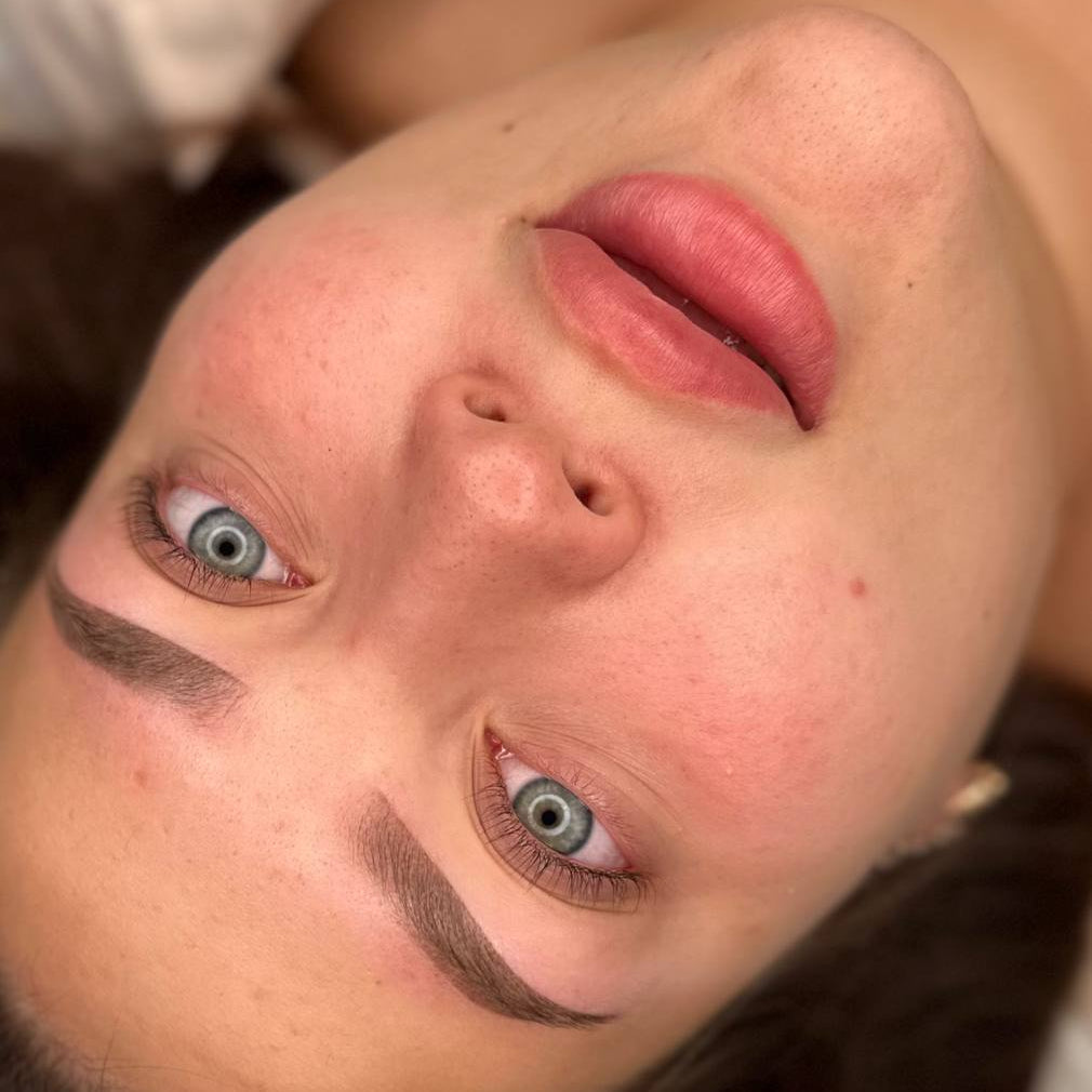 Genezen natuurlijke lippen met een mix van FACE Jennifer en Jolie