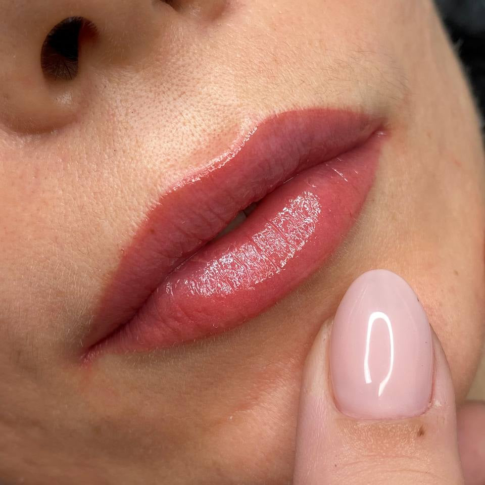 Lippen-PMU mit einer Mischung aus FACE Caramel und Paprika