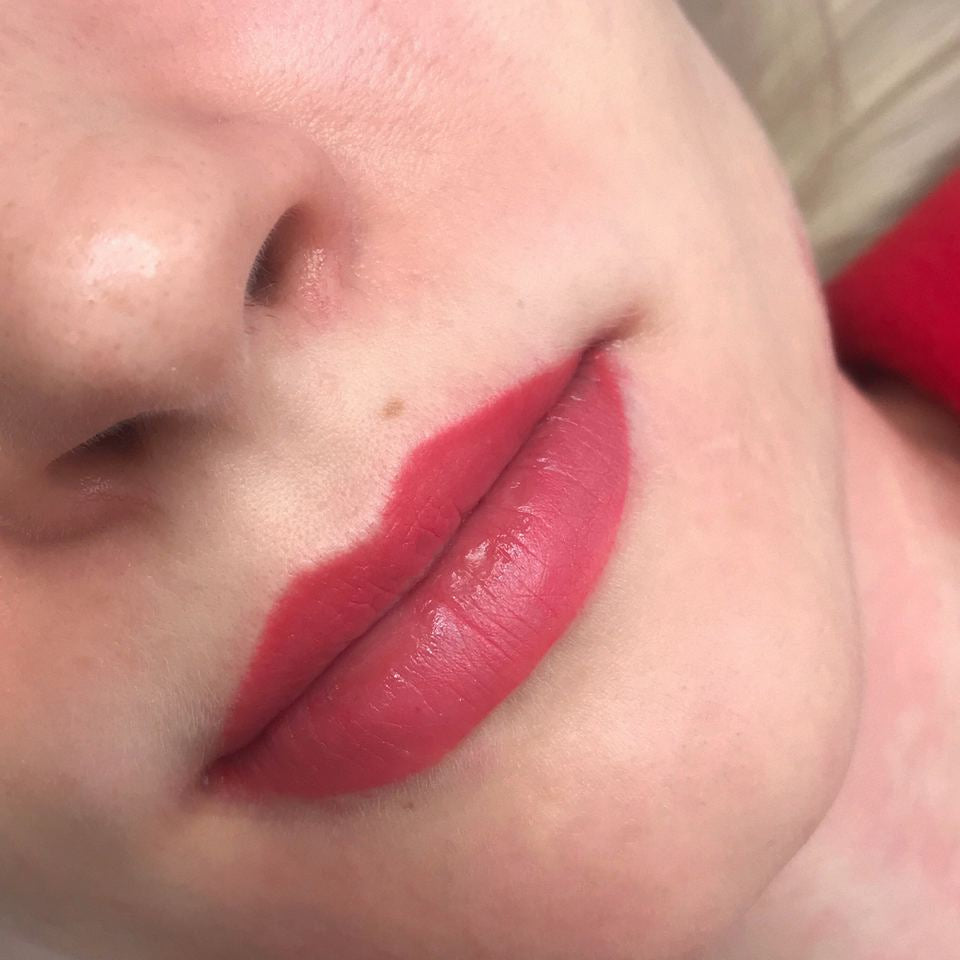 Healed red-pink lips with FACE Granate