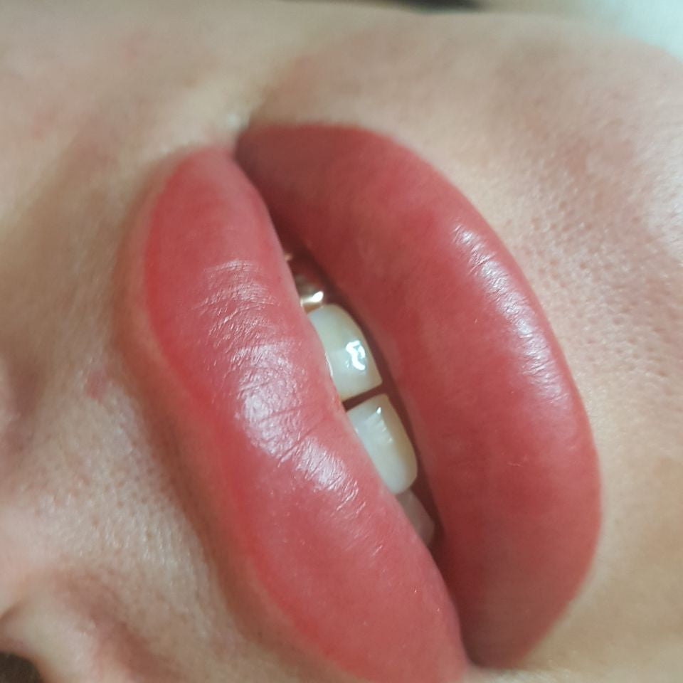 Verheiltes Lip Blush mit FACE Strawberry pur
