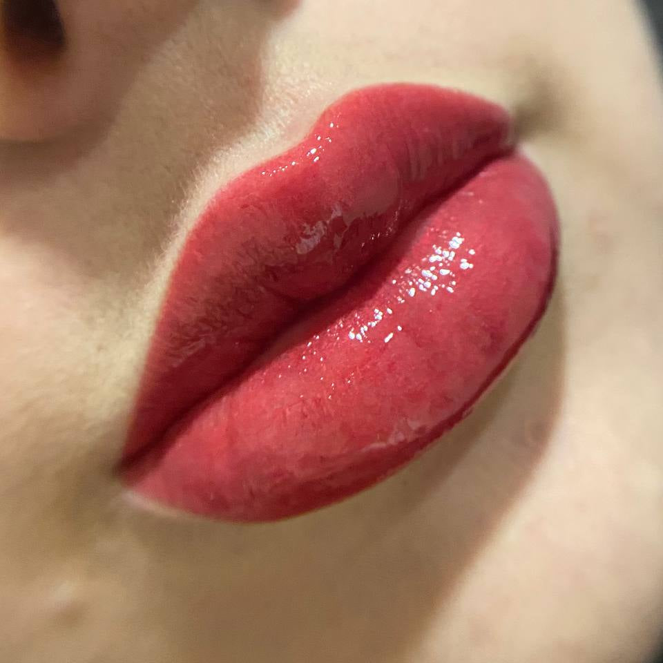 Glossy pink-red lips with FACE Paris used pure