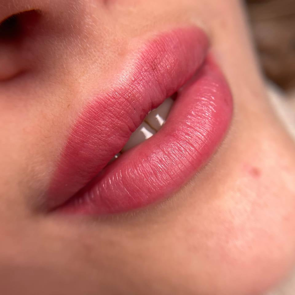 Healed lip blush with a FACE Caramel and Jolie pigment mix