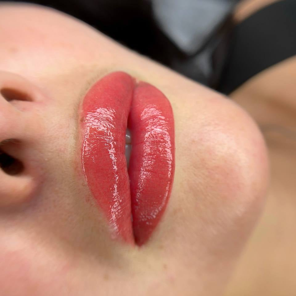 Roodbruine lip-PMU met een mix van FACE Chili en Caramel