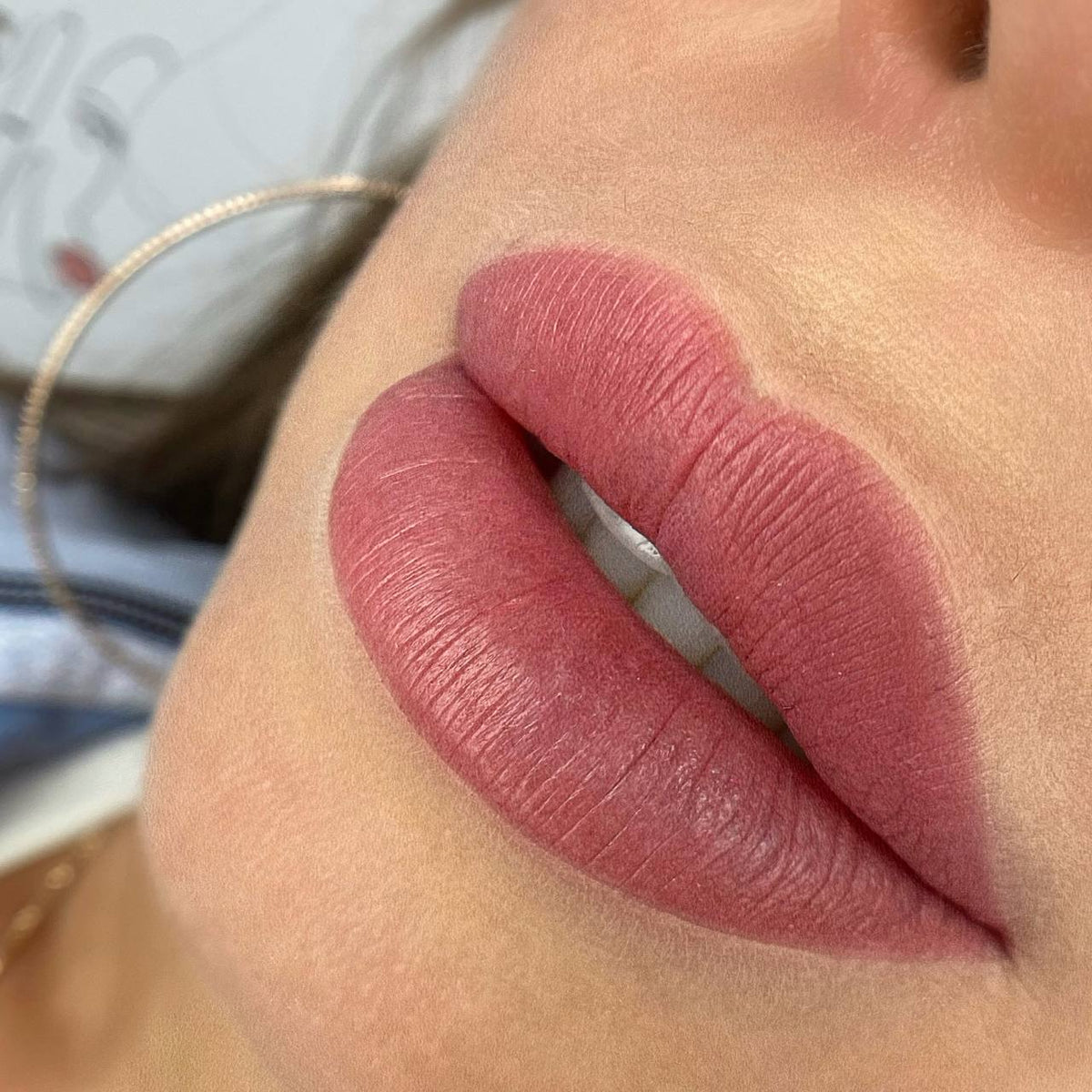 Rosa-fliederfarbenes Lip Blush mit FACE Lilac, frisches Ergebnis