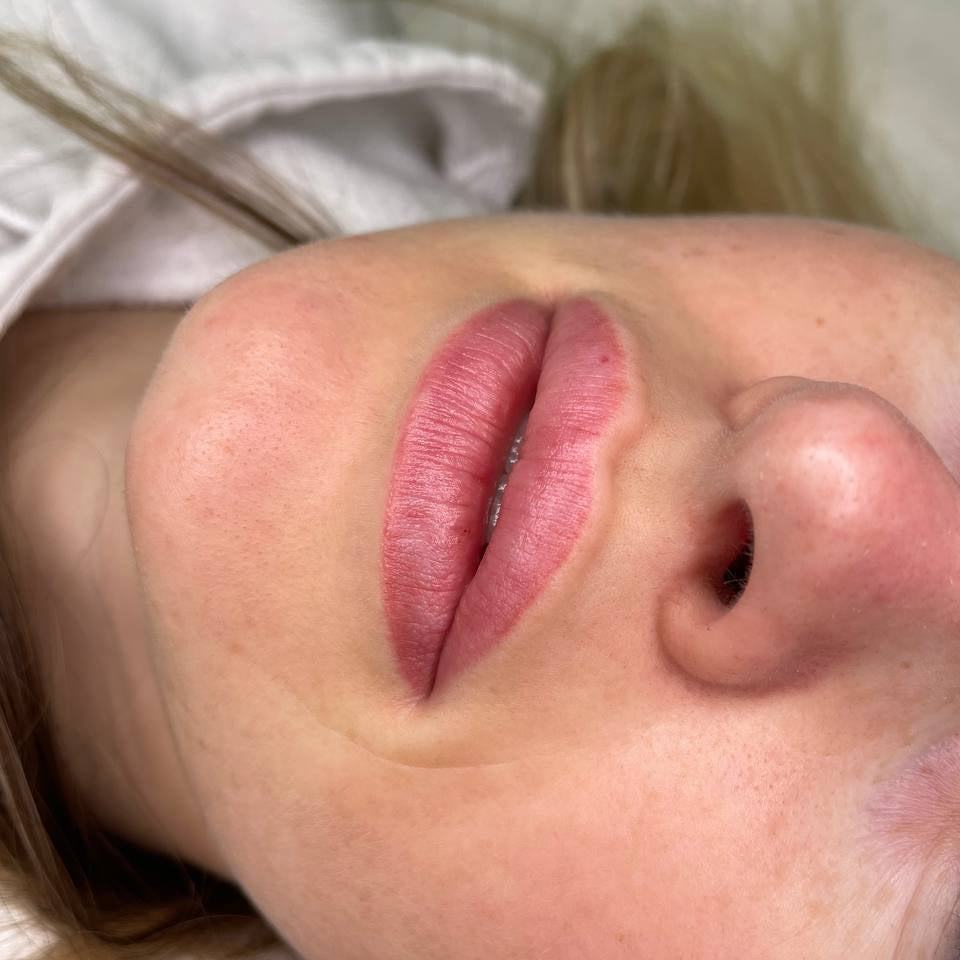 Healed lip PMU with FACE Apricot as a warming base under Jennifer