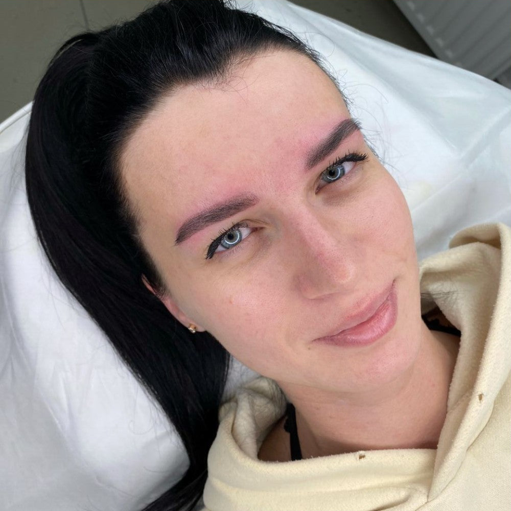 Wenkbrauw-PMU met FACE Espresso hybride wenkbrauwpigment puur gebruikt