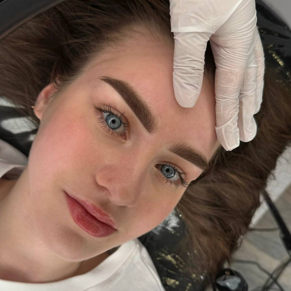 Wenkbrauw-PMU met een mix van FACE Mineral Light en Bronze