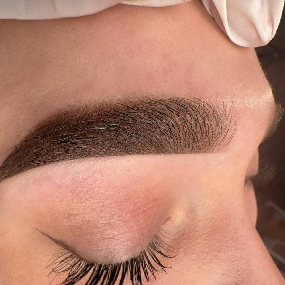 Wenkbrauw-PMU met een mix van FACE Mineral Warm, Medium, Bronze en Black Brown