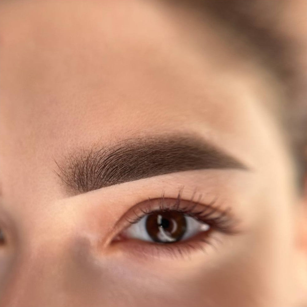 Wenkbrauw-PMU met een mix van FACE Mineral Medium, Dark en Bronze