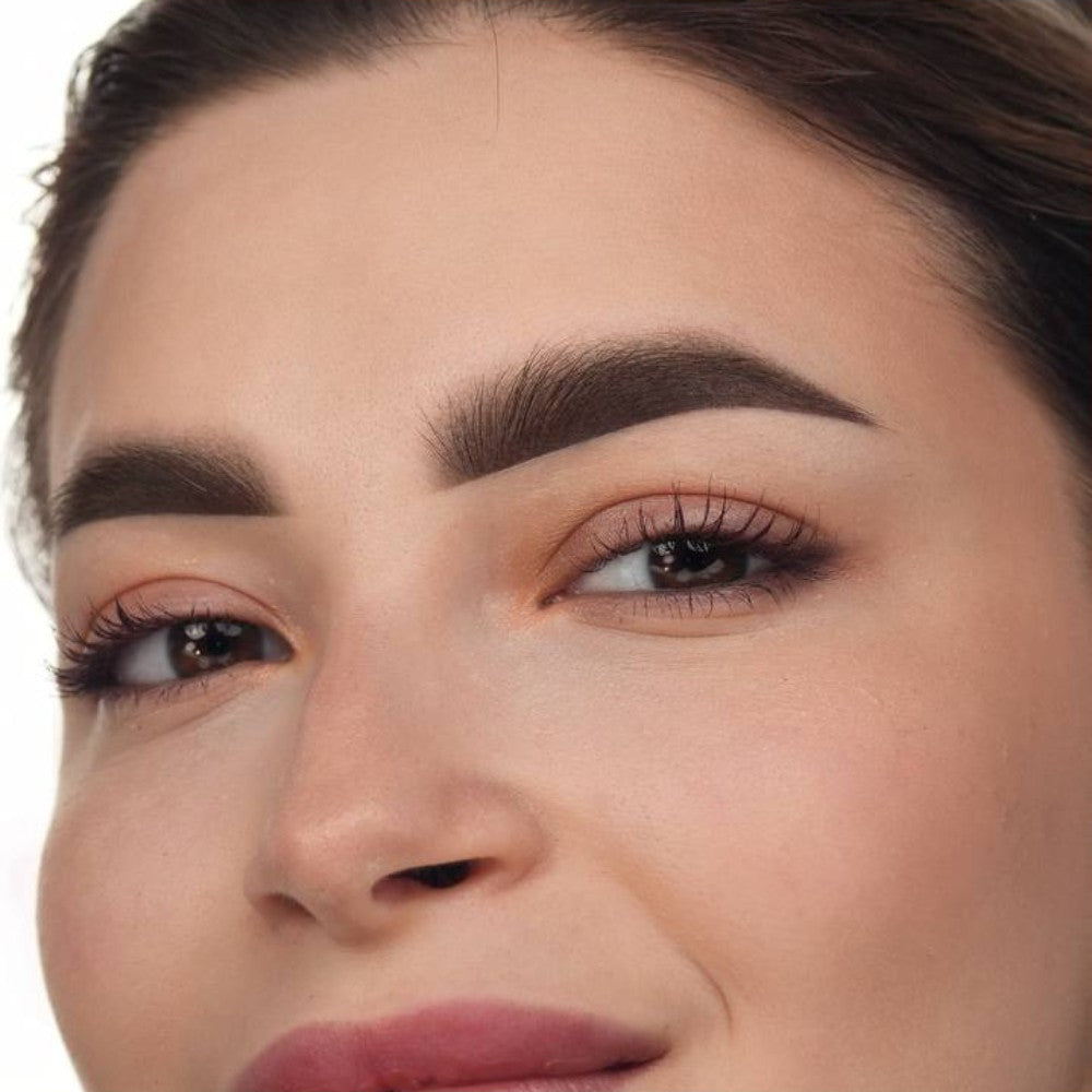 Wenkbrauw-PMU met een mix van FACE Mineral Medium, Dark en Bronze