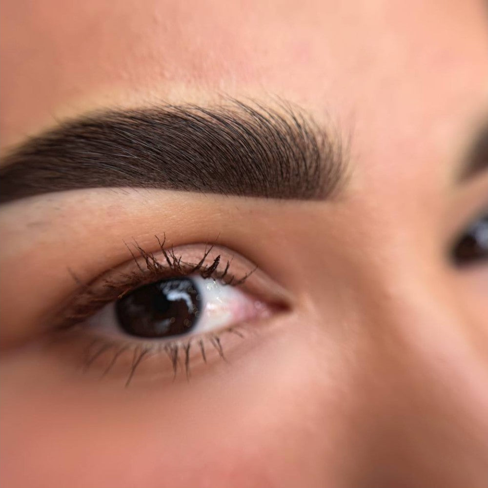 Wenkbrauw-PMU met een mix van FACE Mineral Dark en Bronze