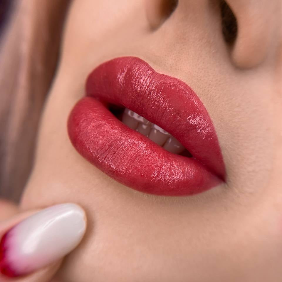Glänzendes Lip Blush mit einer Mischung aus FACE Carrie und Caramel