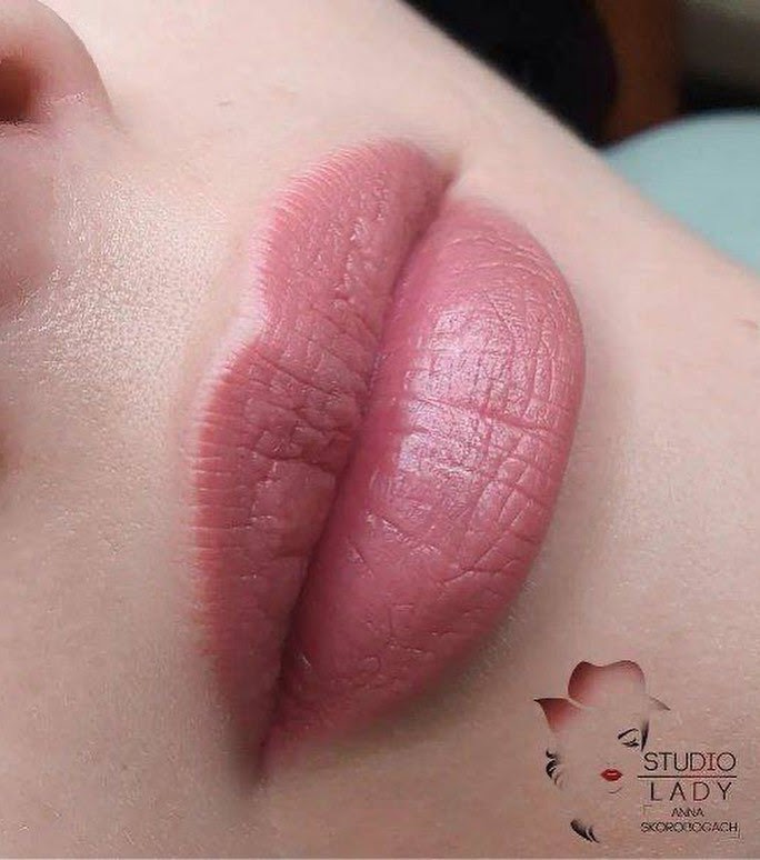 Pfirsichfarbenes Lip-Blush-PMU mit Hanafy Peach
