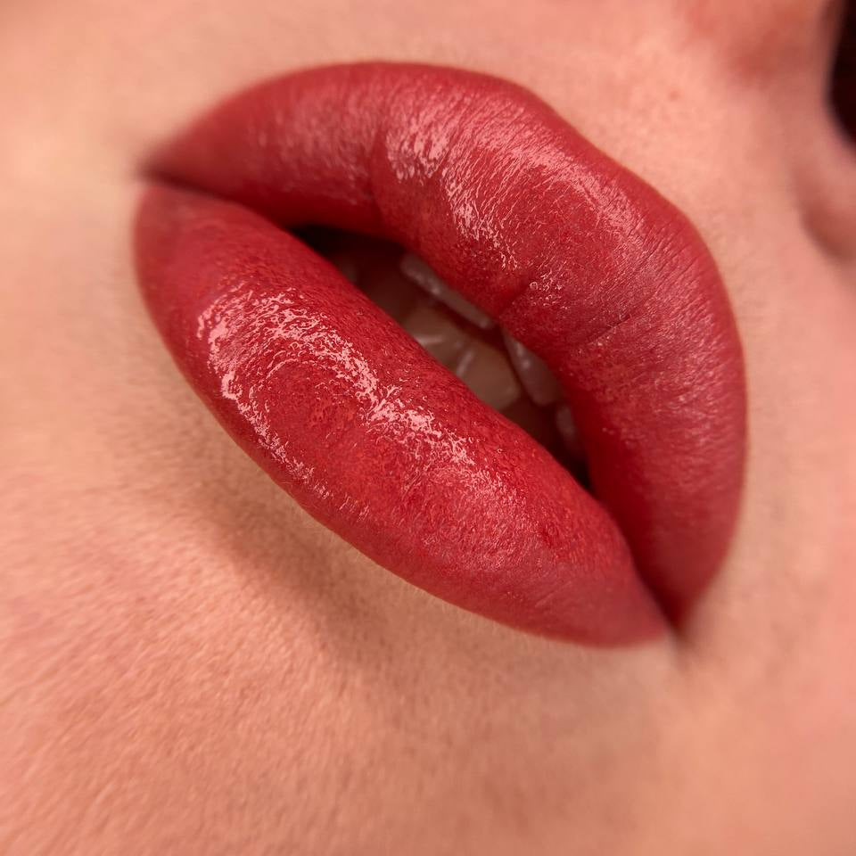 Lippen-PMU mit einer Mischung aus FACE Carrie und Caramel